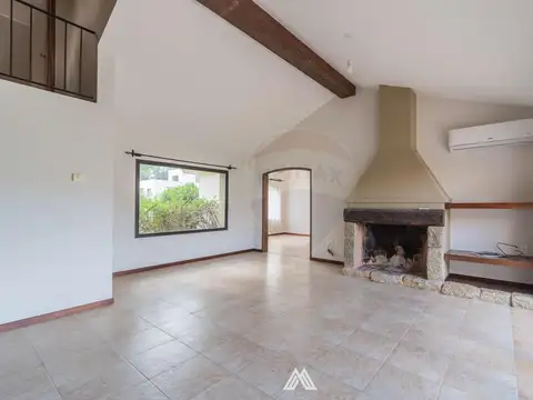 Casa 6 ambientes con 2 baños