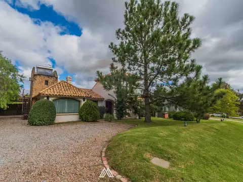VENTA CASA EN ALTOS DE LA TAHONA CON RENTA 3 DORM