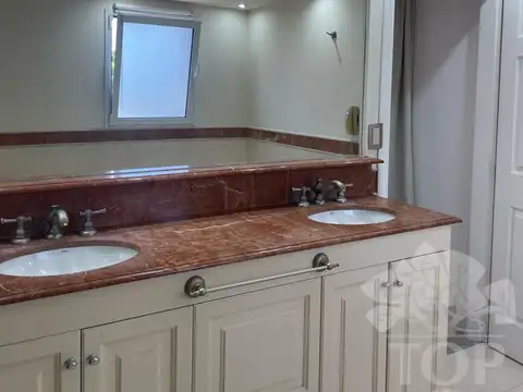 Casa 8 ambientes con 3 baños