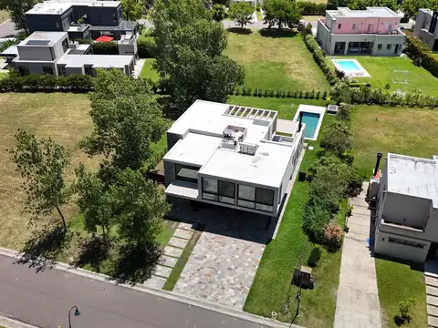 Casa 4 ambientes con 5 baños