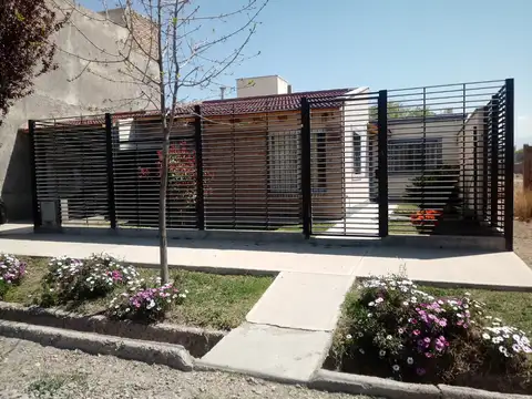 CASA EN ALQUILER DE 2 DORMITORIOS - BARRIO SEMIPRIVADO EN CARRODILLA, LUJÁN DE CUYO