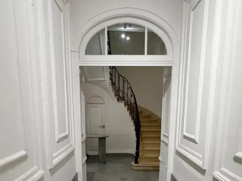 belgrano oficina todo frente con balcón a mts de Av  Cabildo. bajas expensas impecable estado.