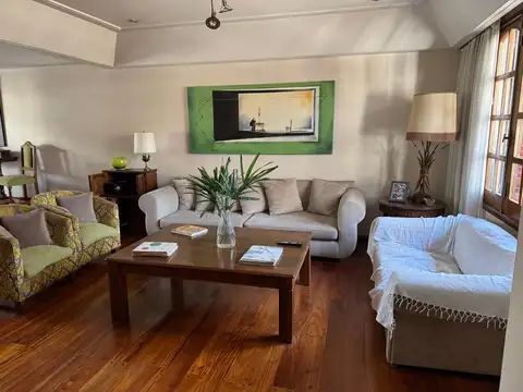 CASA S/ LOTE DE 8.66 DE FRENTE X 38 MTS DE FONDO SOBRE AV LASTRA. EXC CALIDAD CONSTRUCTIVA.