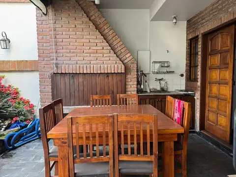 CASA S/ LOTE DE 8.66 DE FRENTE X 38 MTS DE FONDO SOBRE AV LASTRA. EXC CALIDAD CONSTRUCTIVA.