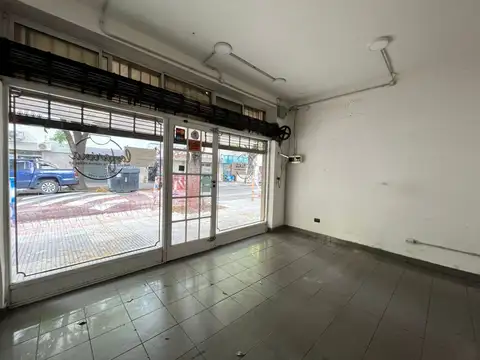 Local en Alquiler en Monte Castro, $ 580.000