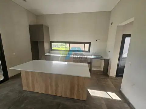 Casa en Venta con 3 cocheras
