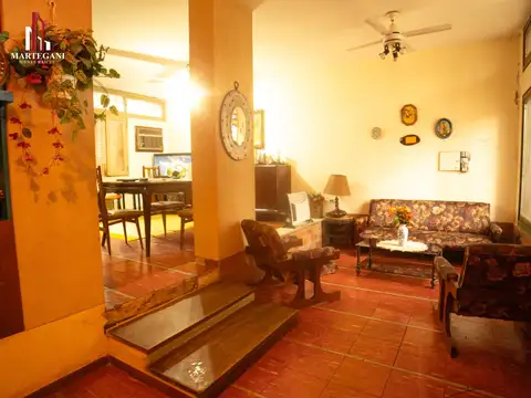 Casa 8 ambientes con 2 baños