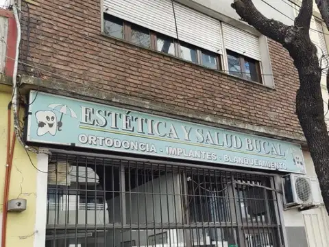 AMPLIO DEPARTAMENTO TIPO CASA AL FRENTE EN PRIMER PISO POR ESCALERA