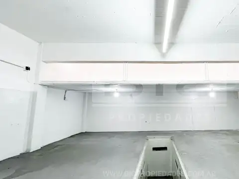 H. Yrigoyen  al 2700, entre Warnes y Valle Grande