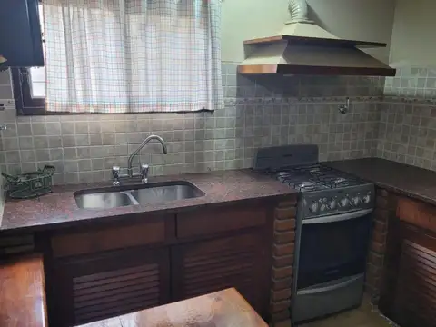 Casa 6 ambientes con 2 baños