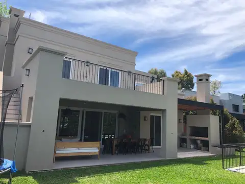 EXCELENTE CASA -AQUILER TEMPORAL - BARRIO CERRADO LA DAMASIA - VERANO 26