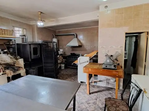 VENDE LOCAL EN ESQUINA EN VILLA GERAL MITRE CON MOBILIARIO