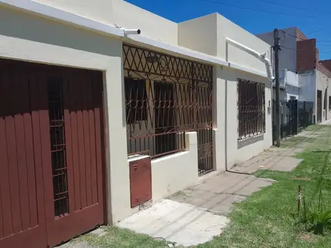 Venta casa 3 ambientes Hurlingham Villa tesei  Fondo cochera