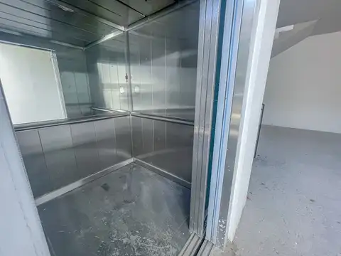 Oficina en Venta con 18 cocheras