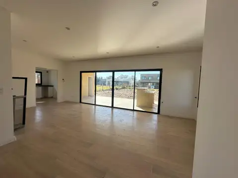 Casa 6 ambientes con 4 baños