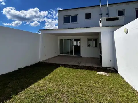 Casa 3 ambientes con 2 baños