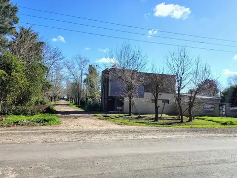 CASA EN VENTA LA PLATA 2 DORMITORIOS Y ESCRITORIO