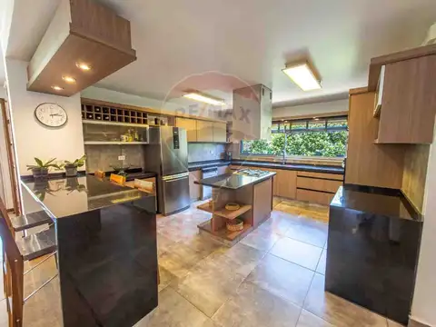 Casa 8 ambientes con 3 baños