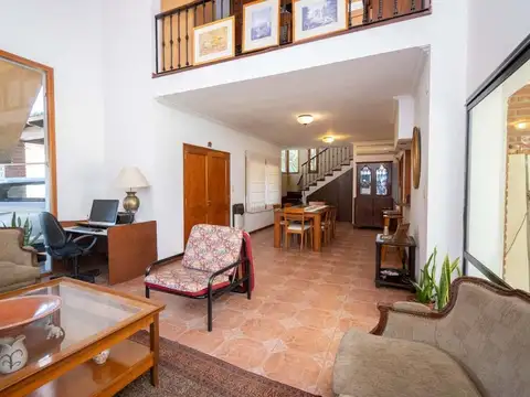 Casa en Alquiler con 2 cocheras