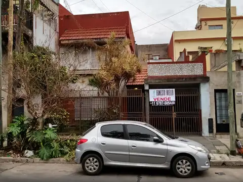 VENTA CASA 3 AMBIENTES CON COCHERA EN DESTACABLE ZONA DE SARANDI. A 350 MTS DE AV MITRE.