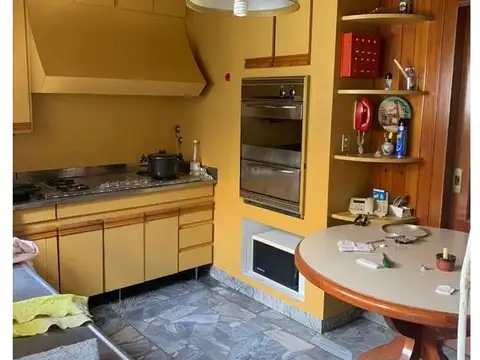 *EMBLEMATICO CHALET DE LA ZONA SOBRE LOTE DE 10 X 30. *EN 2 PLANTAS DE 6 AMB.