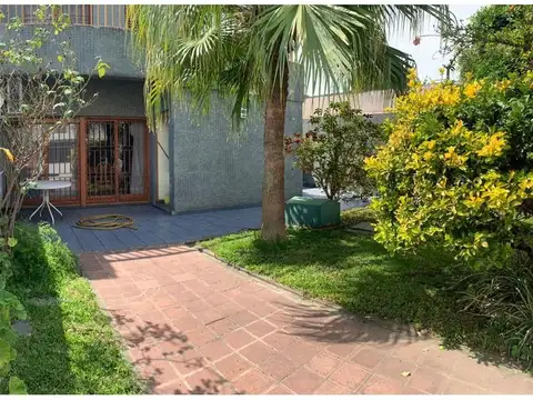 *EMBLEMATICO CHALET DE LA ZONA SOBRE LOTE DE 10 X 30. *EN 2 PLANTAS DE 6 AMB.