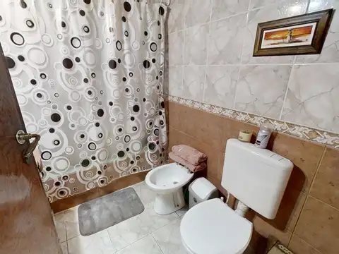 Casa 6 ambientes con 2 baños