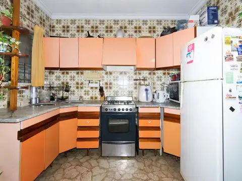 Venta local deposito galpon con casa 5 ambientes en Villa Maipu