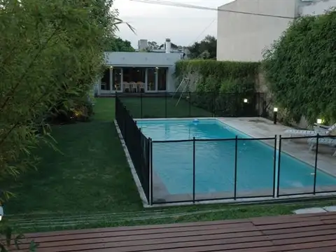 VENTA CASA DE CATEGORIA 38 Y 29 UNICA 380 MTS CUBIERTO SEISCIENTOS MTS LOTE