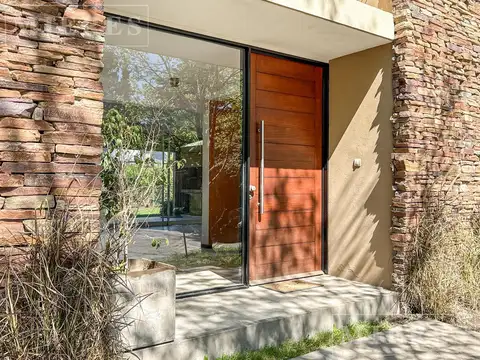 Casa 7 ambientes con 2 baños