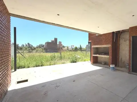 Venta/Apto Credito Casa Dos Dormitorios Cochera Quincho Jardin. FIncas de Ibarlucea