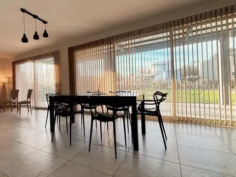 Casa en Alquiler con 2 cocheras