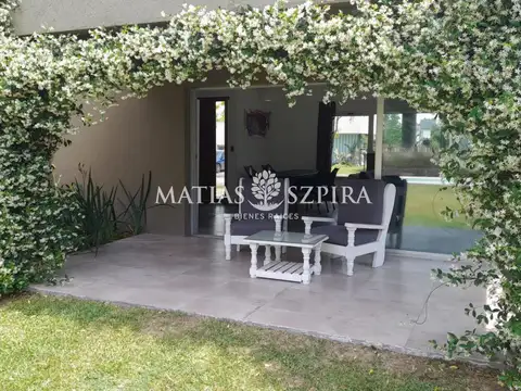 Casa en Alquiler con 2 cocheras