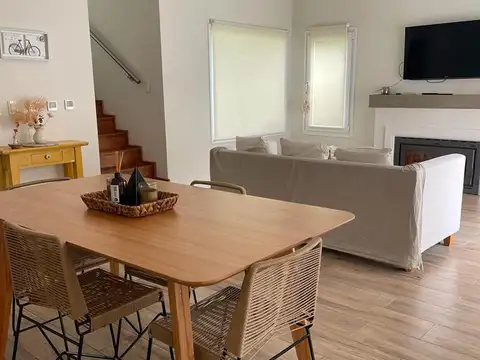 Casa 4 ambientes en 2 plantas con pileta, semiamoblada en alquiler  - Fincas de Hudson
