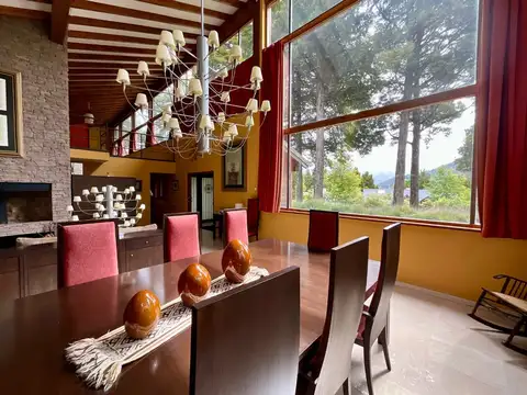 Casa Arelauquen sobre Golf soleado vistas cerros