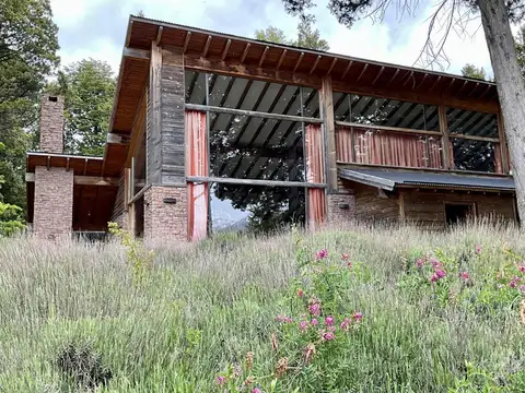 Casa Arelauquen sobre Golf soleado vistas cerros