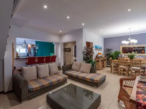 Casa · Venta · 5 ambientes · Villa Real · Piscina · Cochera · Jacuzzi · Sauna · Patio