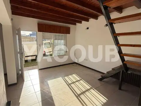 duplex en alquiler - Dormitorio, patio y entrada para auto - Tandil semicentro
