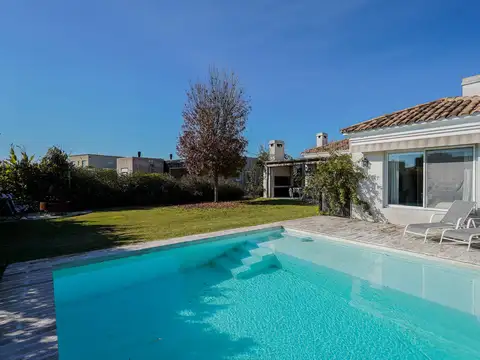 Venta Casa 5 ambientes en el Canton con Pileta lote interno