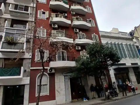Dos ambientes con cocina separada.