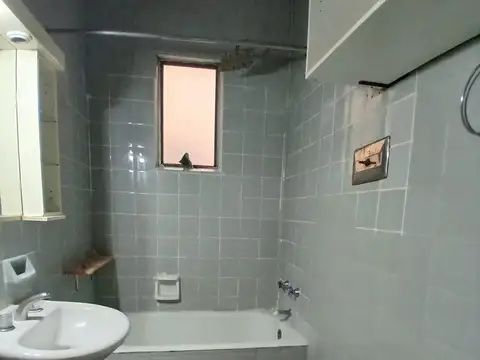 Dos ambientes con cocina separada.