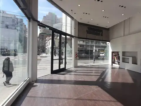 Local en esquina en  Saavedra