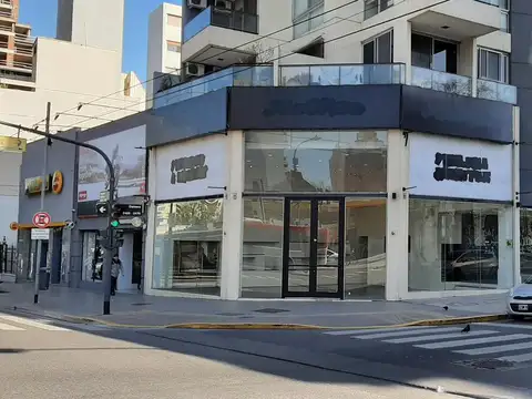 Local en esquina en  Saavedra
