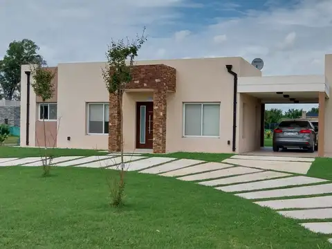 Excelente casa con pileta 8 x 3 sobre 1250 m2 de terreno. Pileta.