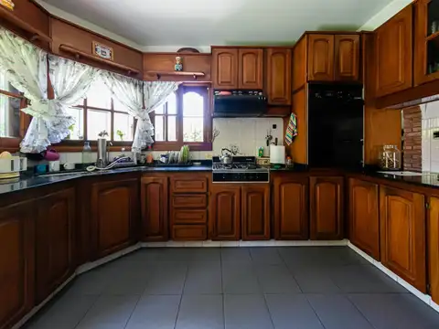 Casa 6 ambientes con 2 baños