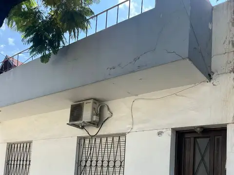 Oportunidad  tipo casa contrafrente con gran terraza a refaccionar sin expensas 