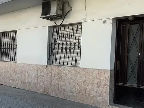 Oportunidad  tipo casa contrafrente con gran terraza a refaccionar sin expensas 