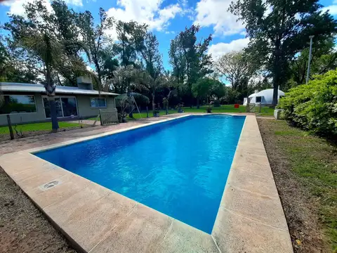 Casa con Pileta y terreno de 5.000 m² en Roldán