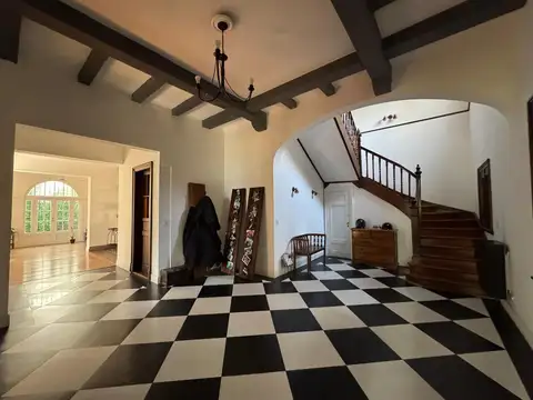Casa 8 ambientes con 4 baños
