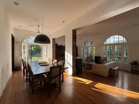 Casa estilo ingles en Barrio con portón, Bella Vista